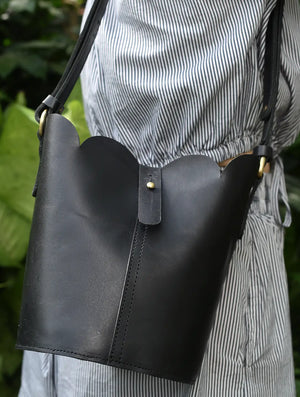 Purse & Clutch Leather Scalloped Bag