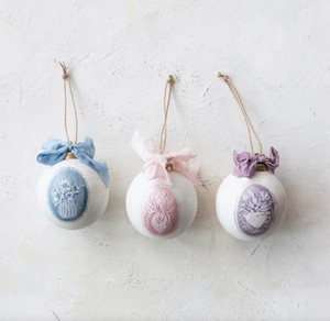 Round Wood Chantilly Lace Bow Ornament